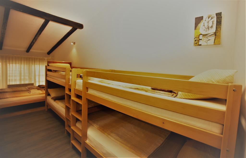 Kingdom Rooms Visoko Buitenkant foto