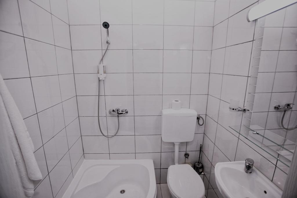 Kingdom Rooms Visoko Buitenkant foto