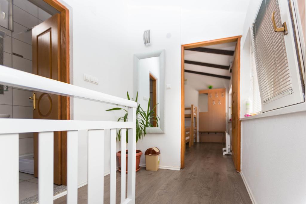 Kingdom Rooms Visoko Buitenkant foto