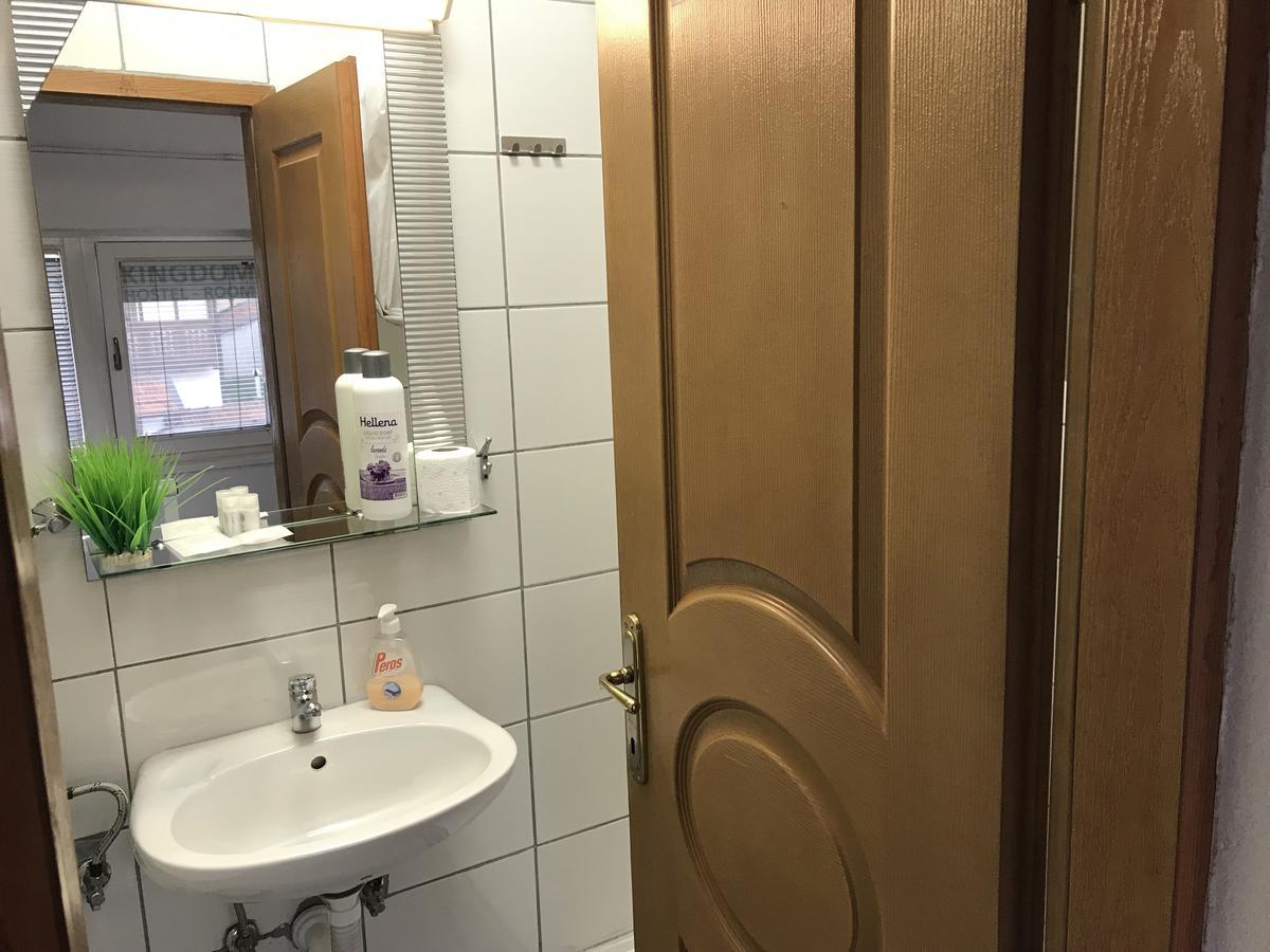 Kingdom Rooms Visoko Buitenkant foto
