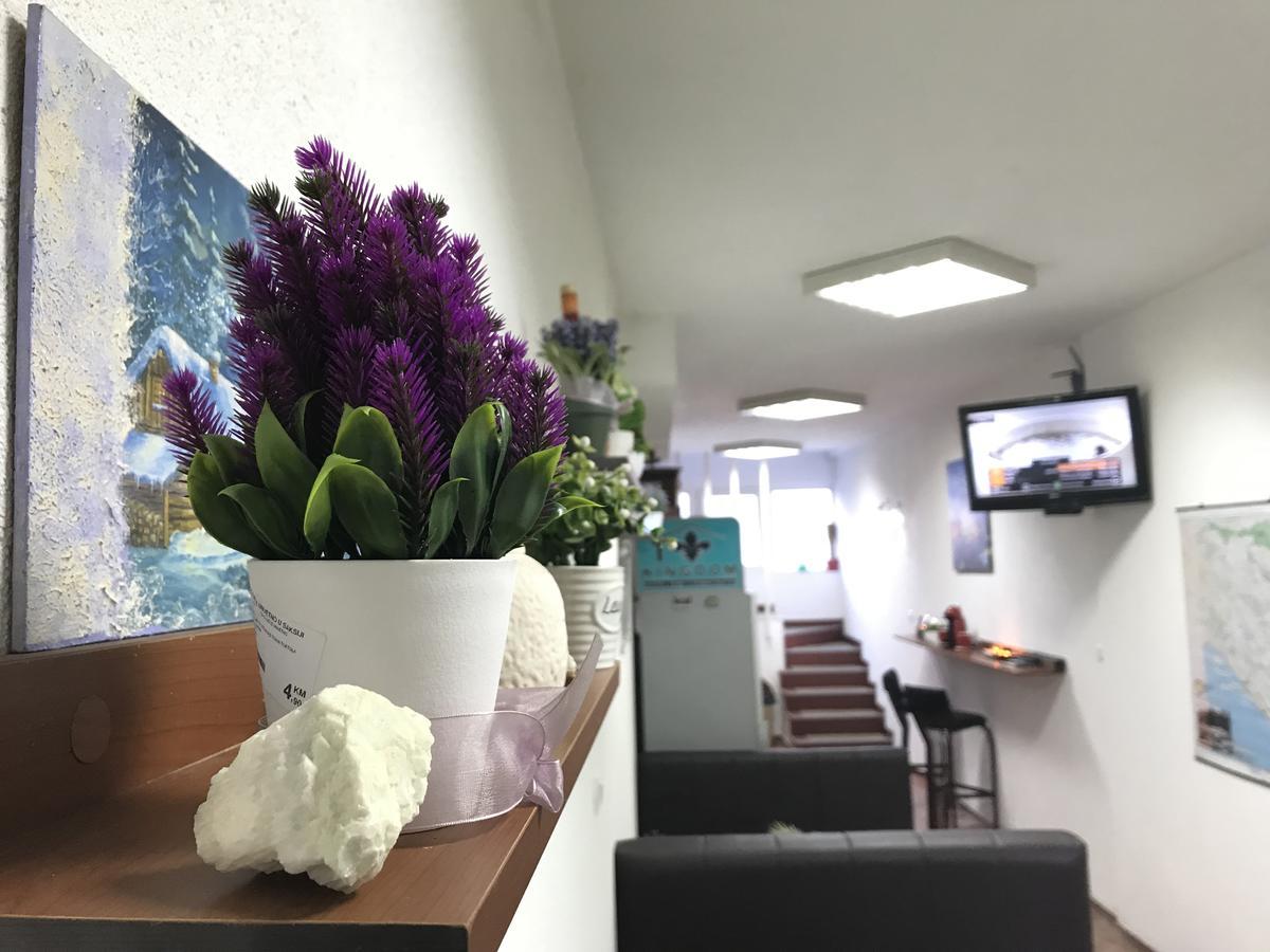 Kingdom Rooms Visoko Buitenkant foto